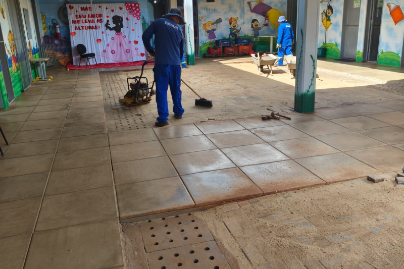 Execução da colocação de paver e uma mureta de alvenaria 